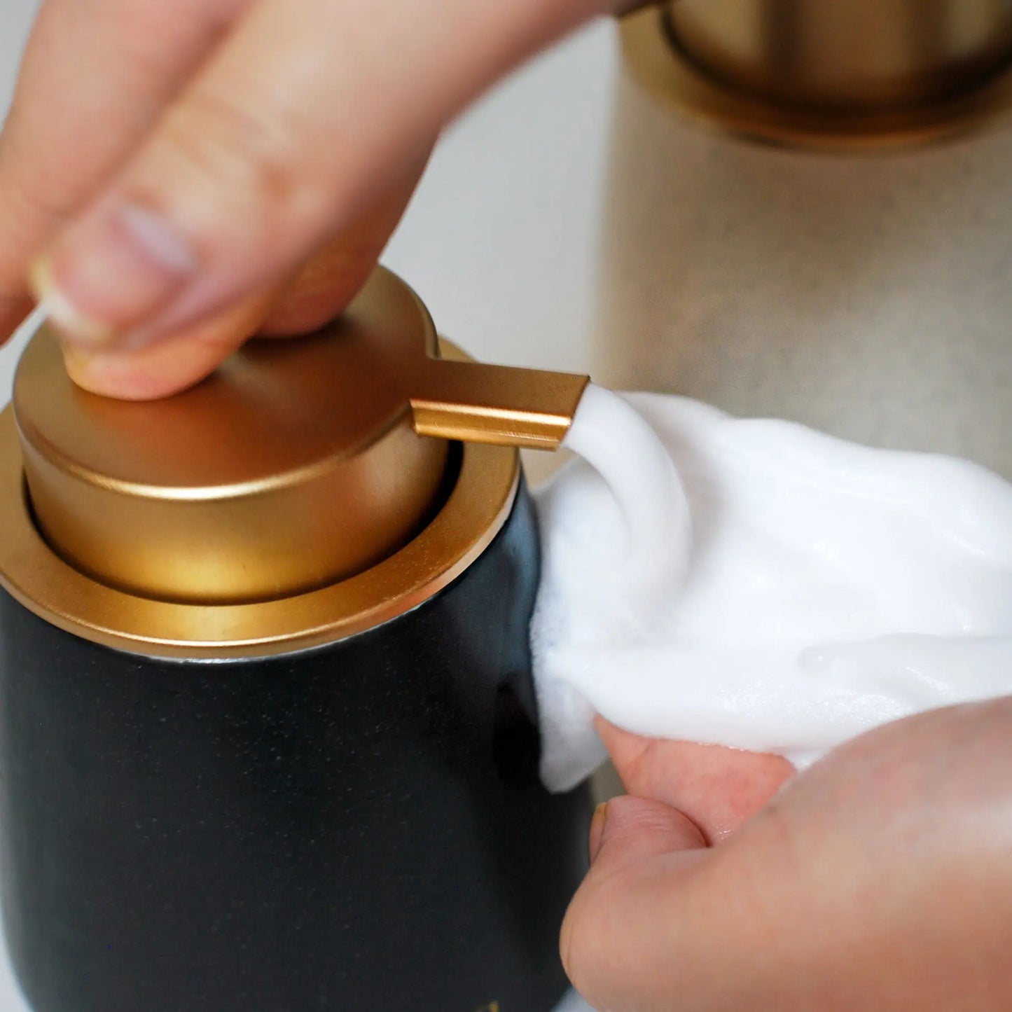 Hand soap tablet produce moisturising foam to wash your hands